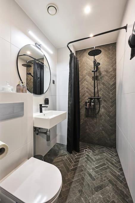 Urban-Glam City Centre Studio With A Gym And Terrace Tallin Exterior foto